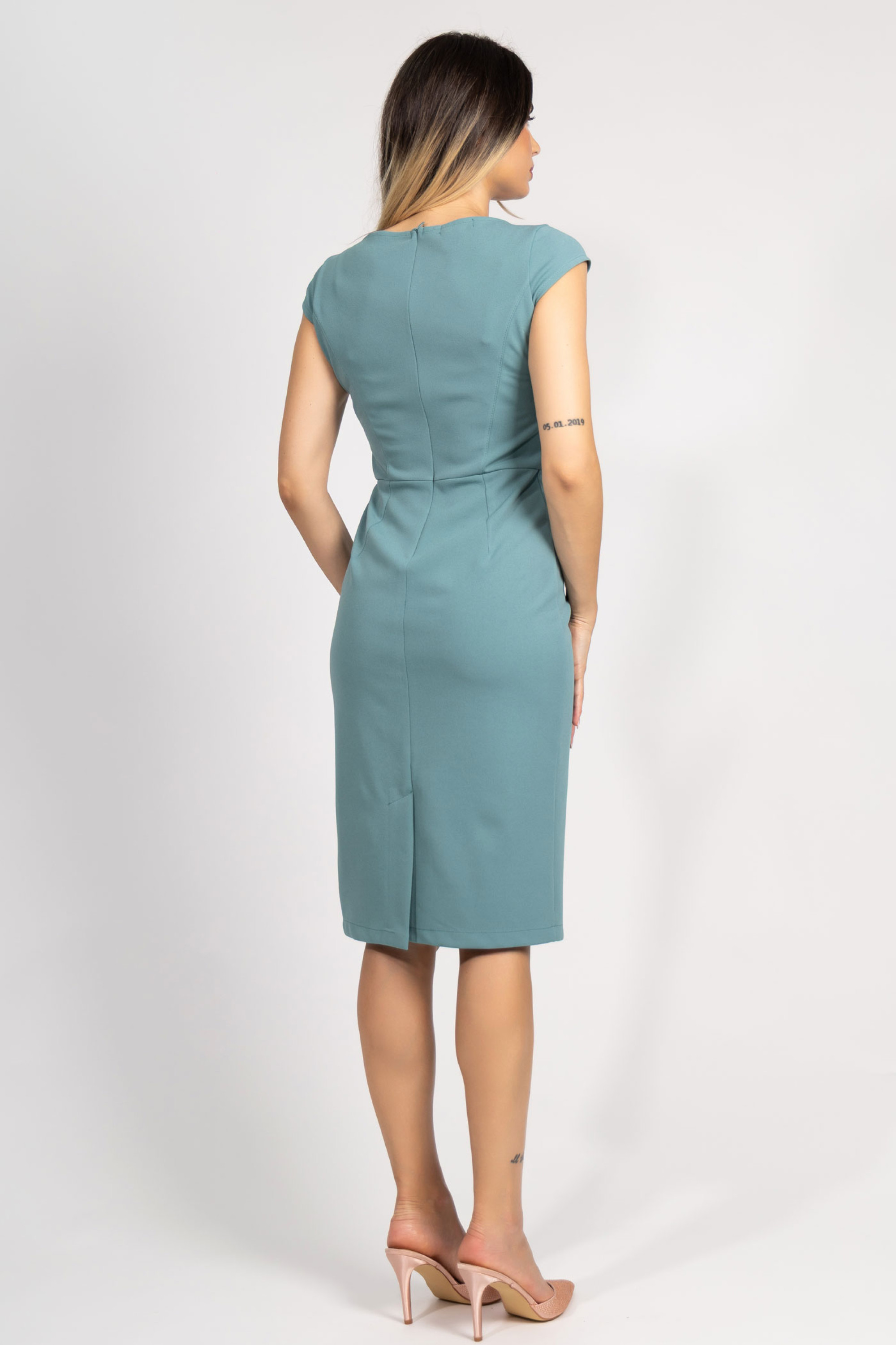 Midi pencil φόρεμα φυστικί με κοντό μανίκι Midi pencil φόρεμα σε φυστικί απόχρωση με κοντό μανίκι και κανονική γραμμή