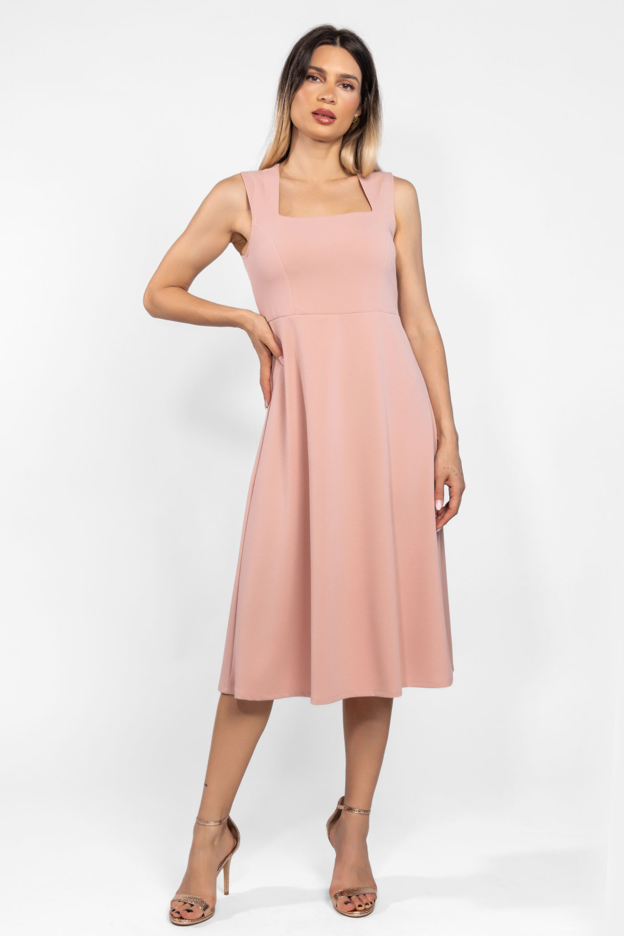 Midi φόρεμα nude σε Α γραμμή με τετράγωνη λαιμόκοψη Nude midi αμάνικο φόρεμα σε Α γραμμή με τετράγωνη λαιμόκοψη