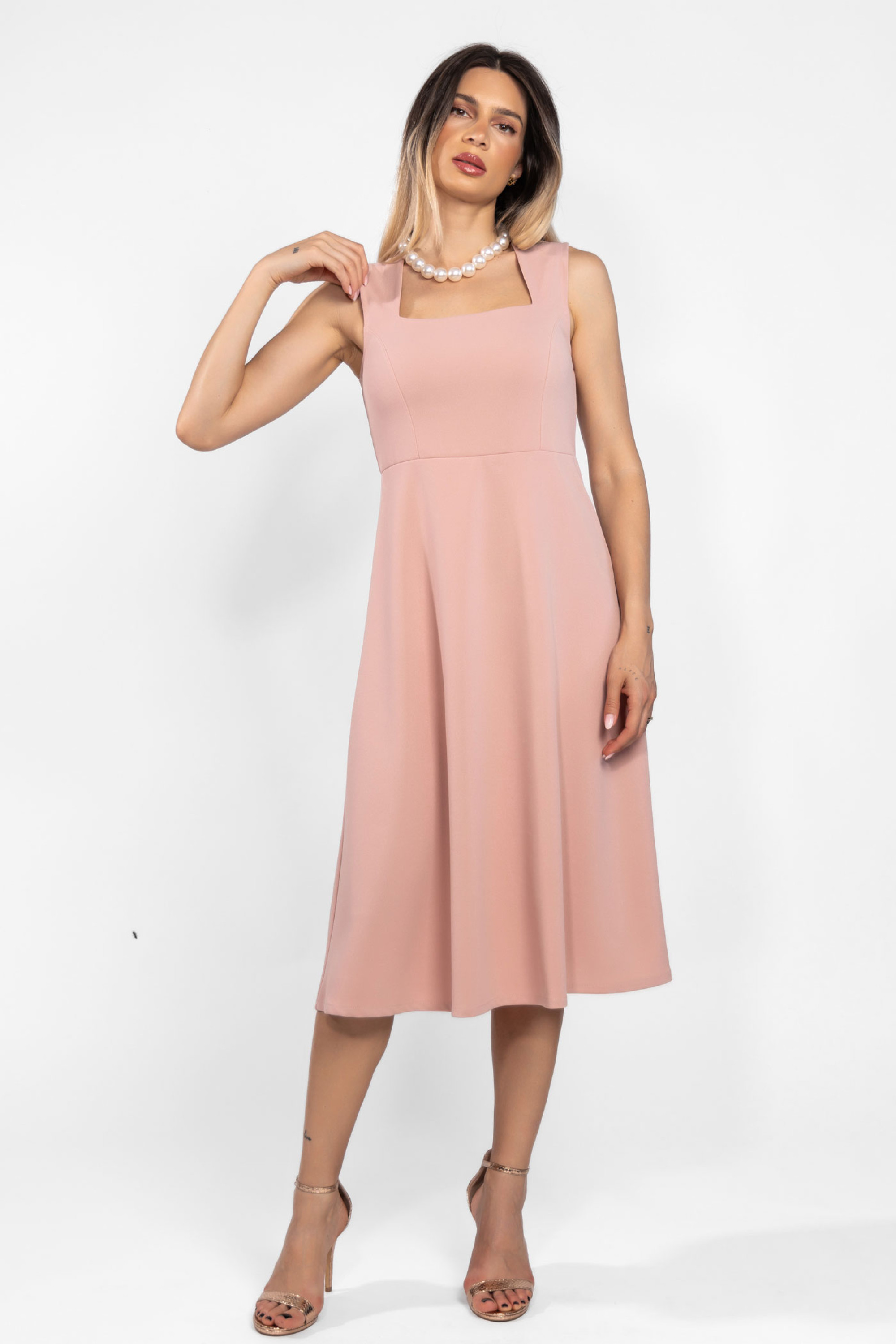 Midi φόρεμα nude σε Α γραμμή με τετράγωνη λαιμόκοψη Nude midi αμάνικο φόρεμα σε Α γραμμή με τετράγωνη λαιμόκοψη