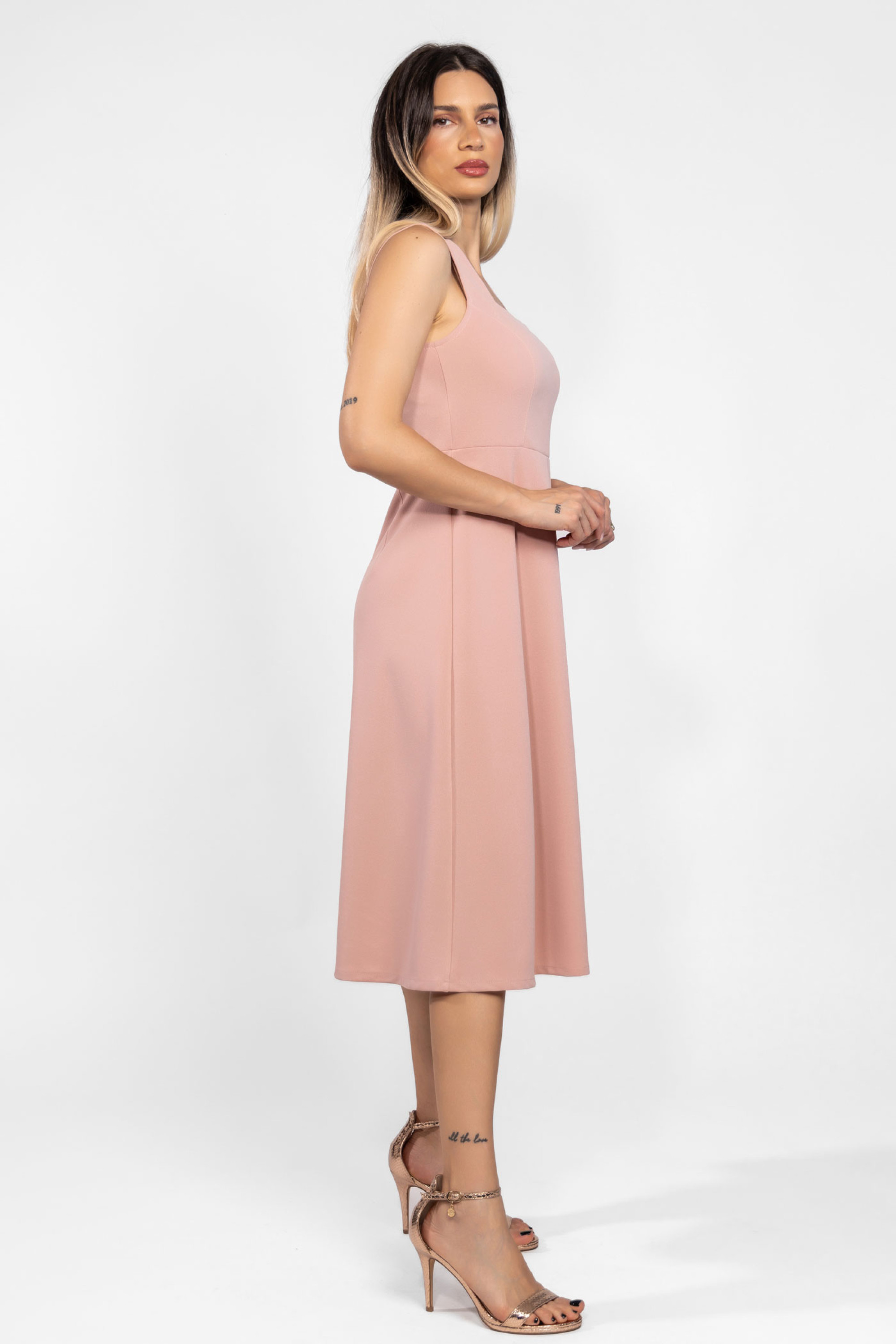 Midi φόρεμα nude σε Α γραμμή με τετράγωνη λαιμόκοψη Nude midi αμάνικο φόρεμα σε Α γραμμή με τετράγωνη λαιμόκοψη
