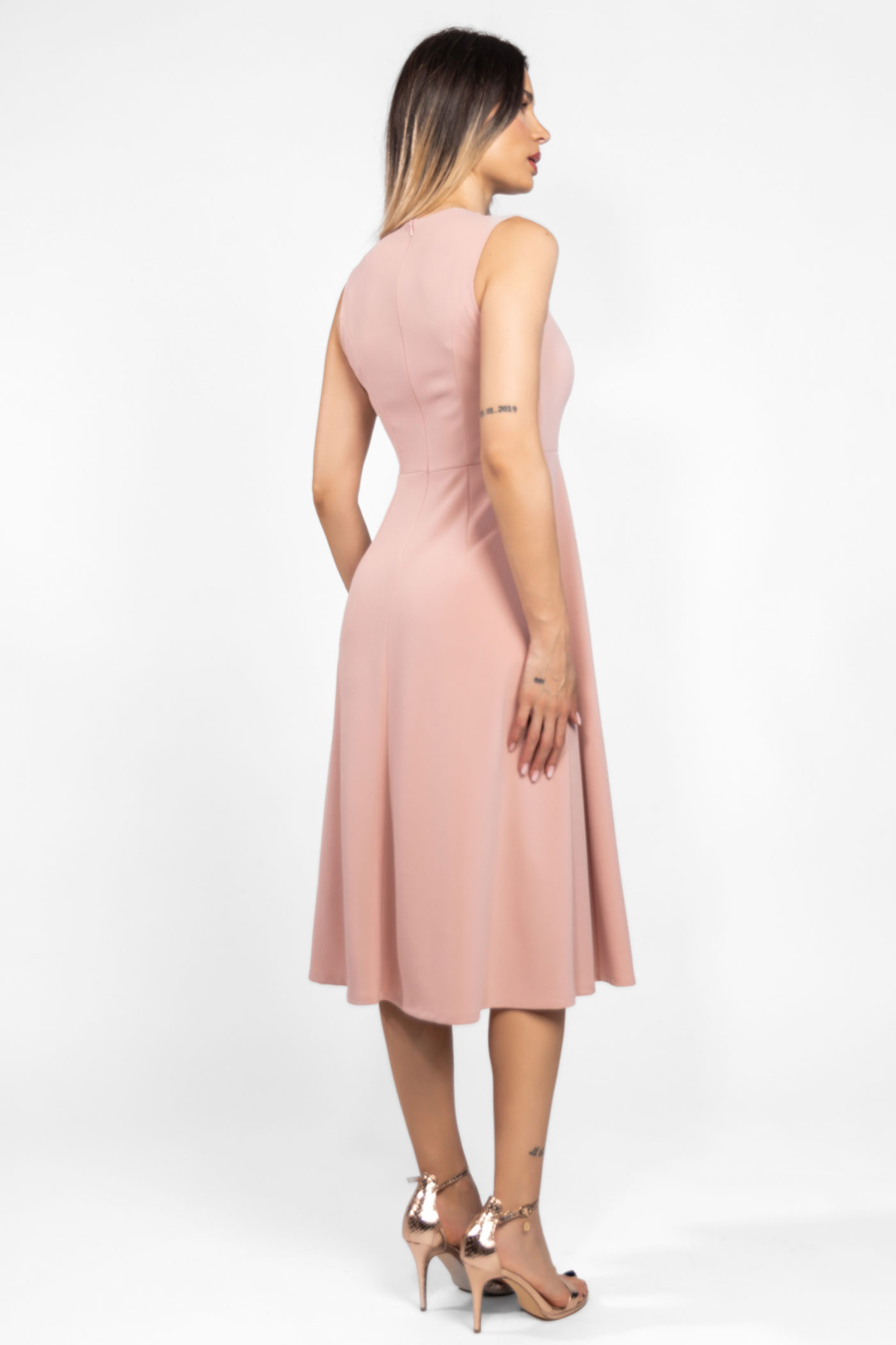 Midi φόρεμα nude σε Α γραμμή με τετράγωνη λαιμόκοψη Nude midi αμάνικο φόρεμα σε Α γραμμή με τετράγωνη λαιμόκοψη
